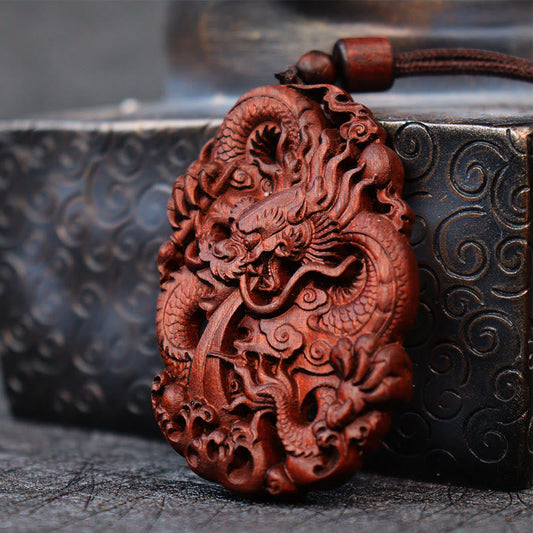 Collar con colgante de madera de azufaifo con doble dragón y piedras de Buda que ahuyentan a los malos espíritus.