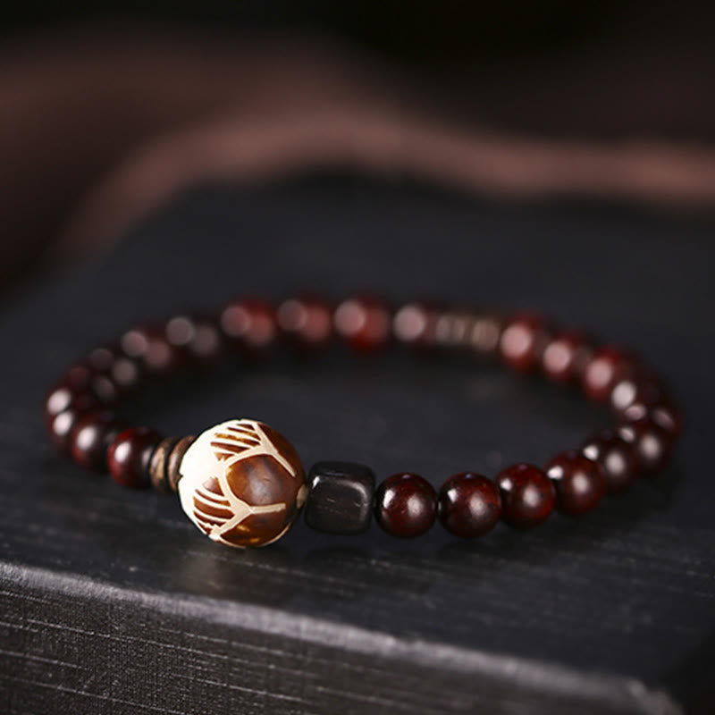Pulsera de doble vuelta con protección tallada con semillas de bodhi de loto y sándalo rojo y hojas pequeñas de Buda