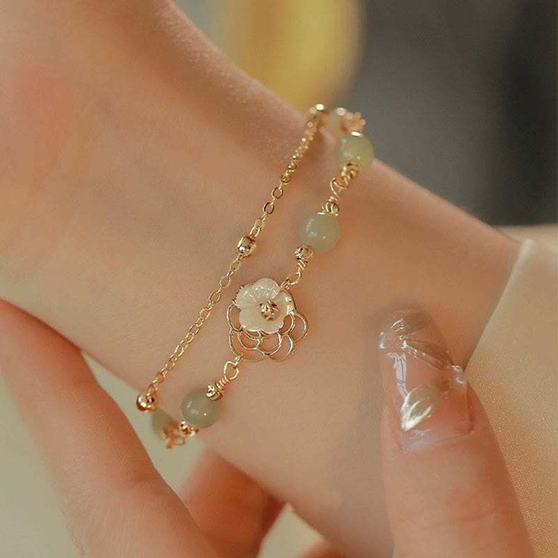 Pulsera de la suerte de doble capa con piedras de Buda, chapada en oro de 14 quilates, jade, mariposa, piedra tridacna y flor