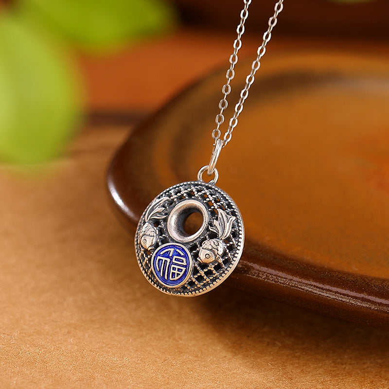 Collar con colgante de plata de ley 999 con diseño de pez koi y símbolo de la paz de loto y riqueza.