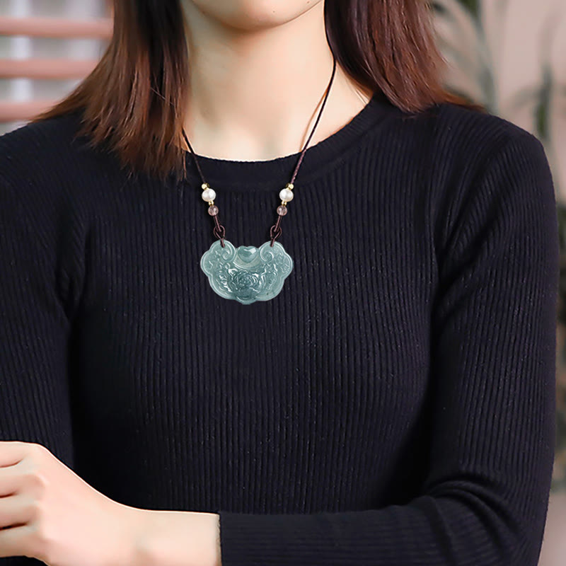 Collar con colgante de flor de peonía de jade natural y piedras de Buda con candado de buenos deseos y prosperidad