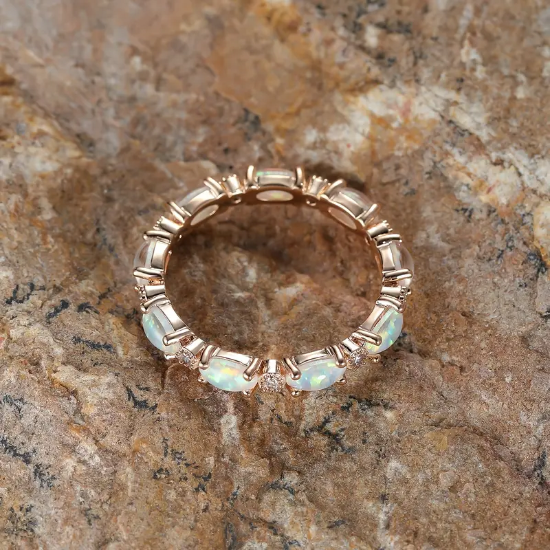 Anillo de banda de ópalo de eternidad