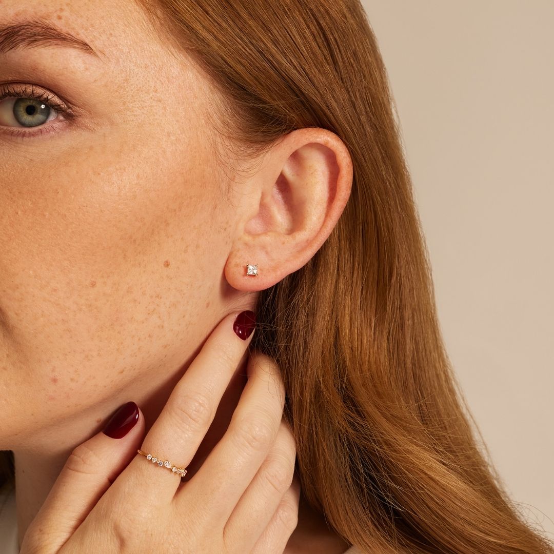 Pendientes de botón cuadrados estilo princesa con diamantes dorados