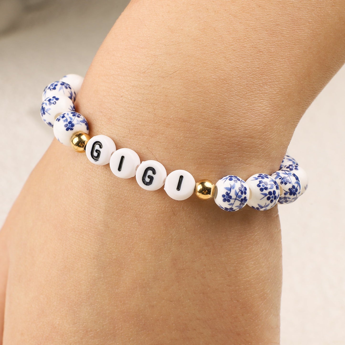 Blaues Porzellan-Armband mit Blumenperlen für Mama und Oma