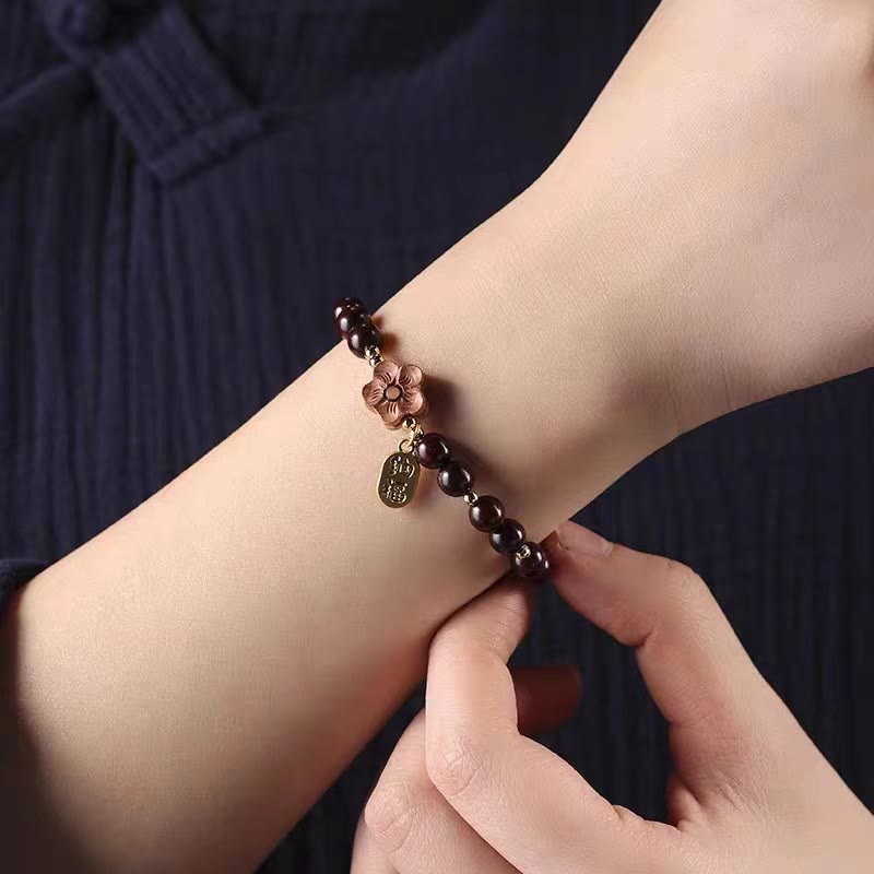 Pulsera de protección con dijes de Ruyi de sándalo rojo, hojas pequeñas y flor de melocotón de sándalo natural y piedras de Buda