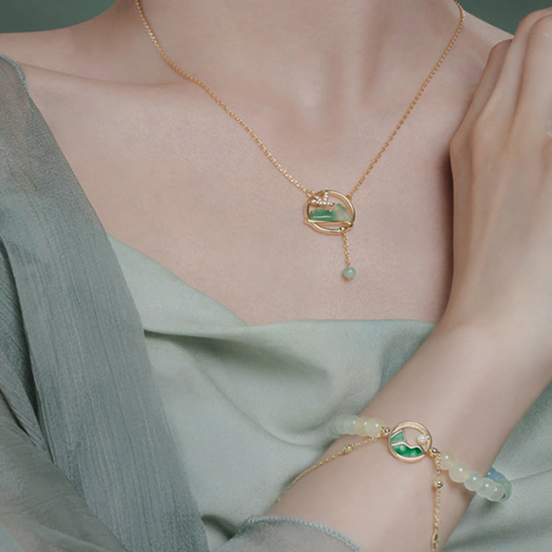 Conjunto de collar y pulsera con colgante de la suerte, piedras de Buda, cobre bañado en oro de 18 quilates, jade natural y calcedonia. Un panorama de ríos y montañas.