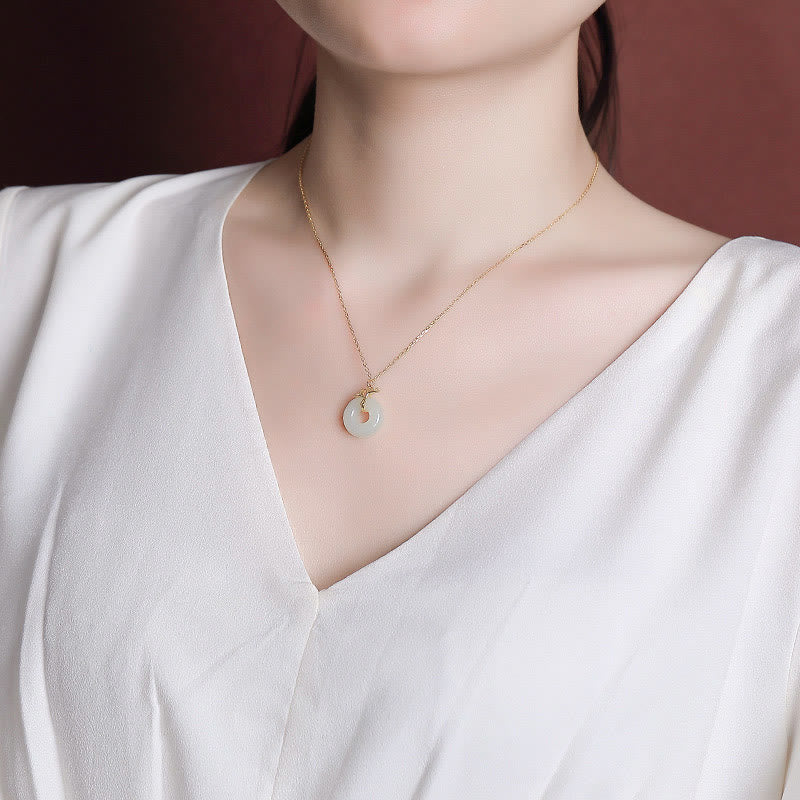 Collar con colgante de plata de ley 925 con piedras de Buda, jade hetiano natural, hoja de ginkgo y hebilla de la suerte.