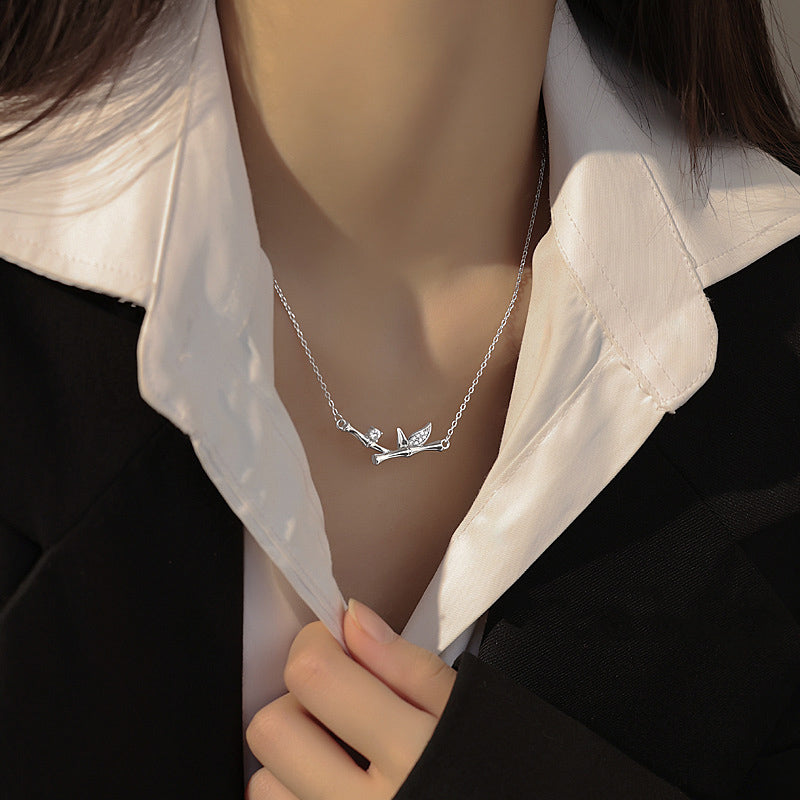 Collar con colgante de riqueza de cobre y circón con diseño de hojas de bambú y piedras de Buda