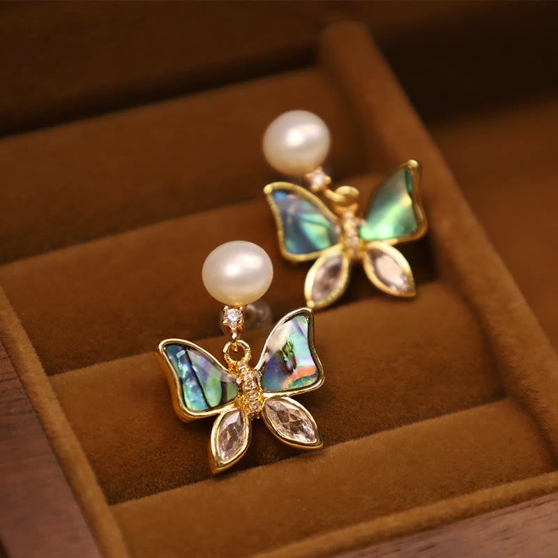 Pendientes de botón con diseño de mariposa y perlas de concha natural de cobre bañados en oro de 18 quilates con piedras de Buda