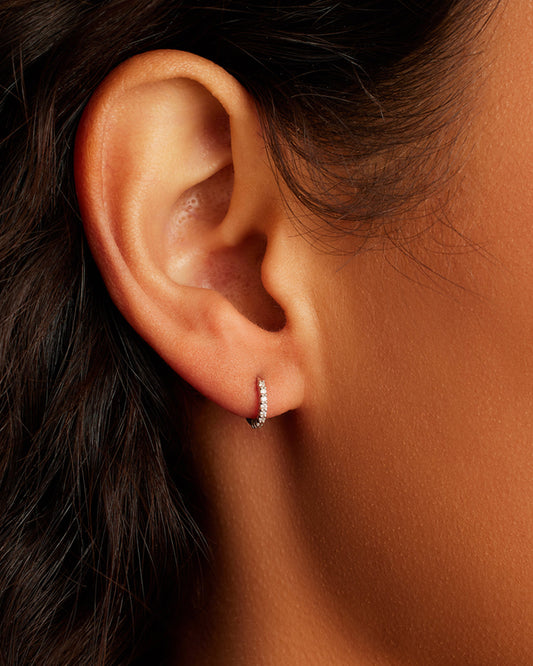 Anillo Huggie individual con pavé de diamantes en oro blanco de 14 k