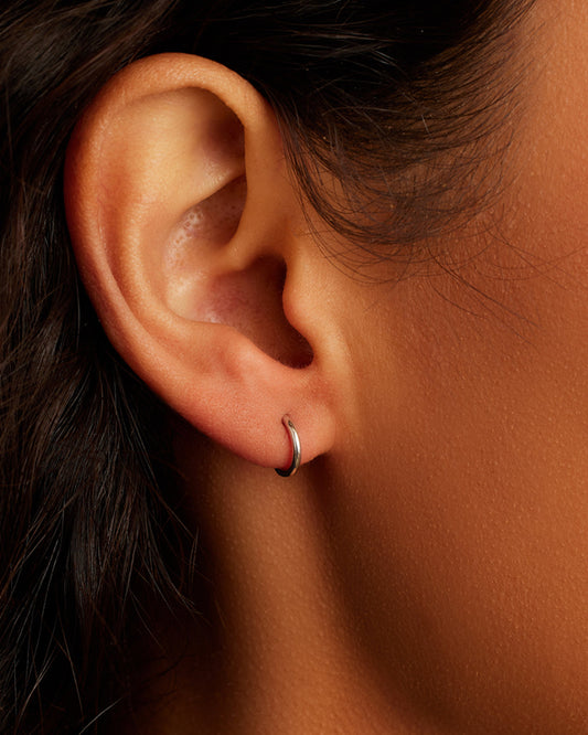 Huggies clásicos de oro blanco de 14 k