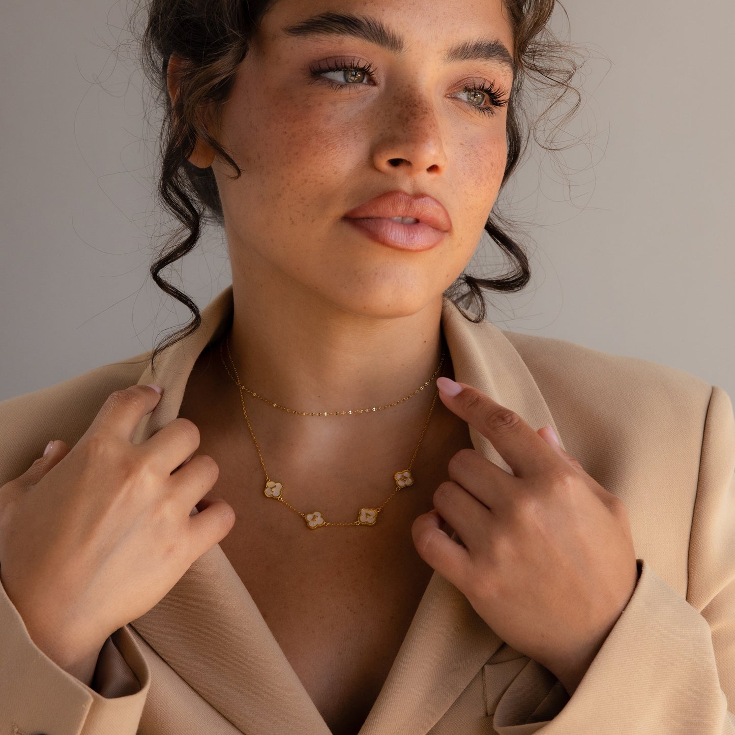 Collar con letra de trébol de perlas