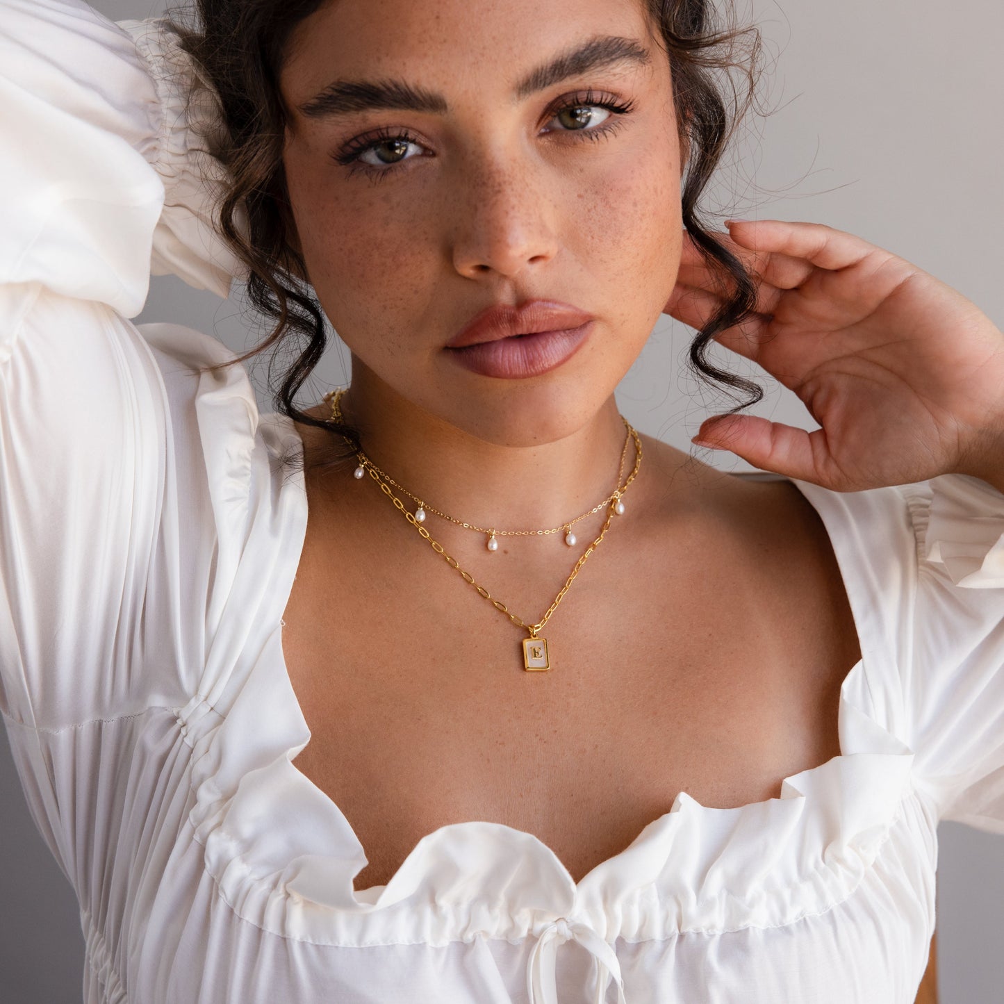 Collar con etiqueta inicial de perla