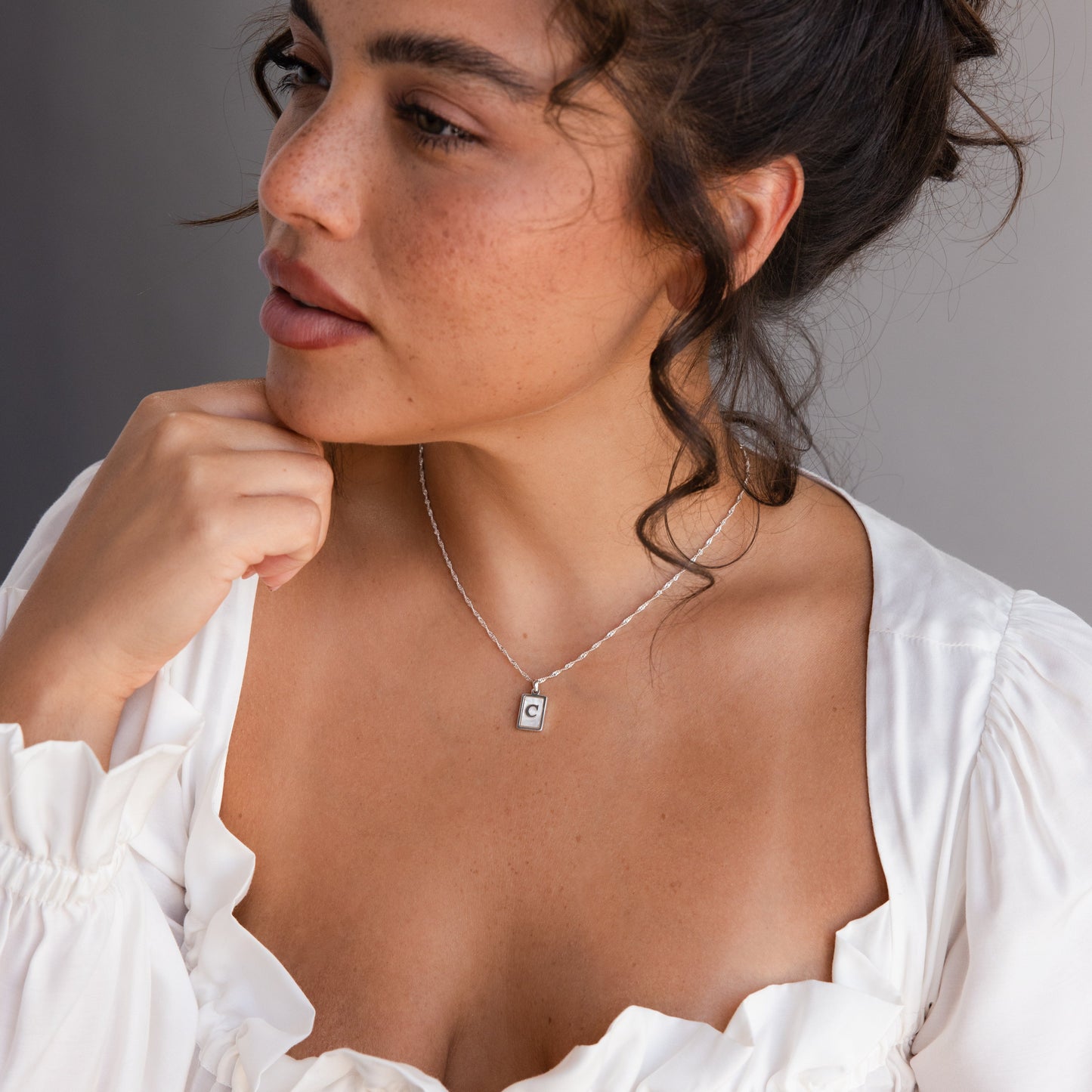 Collar con etiqueta inicial de perla
