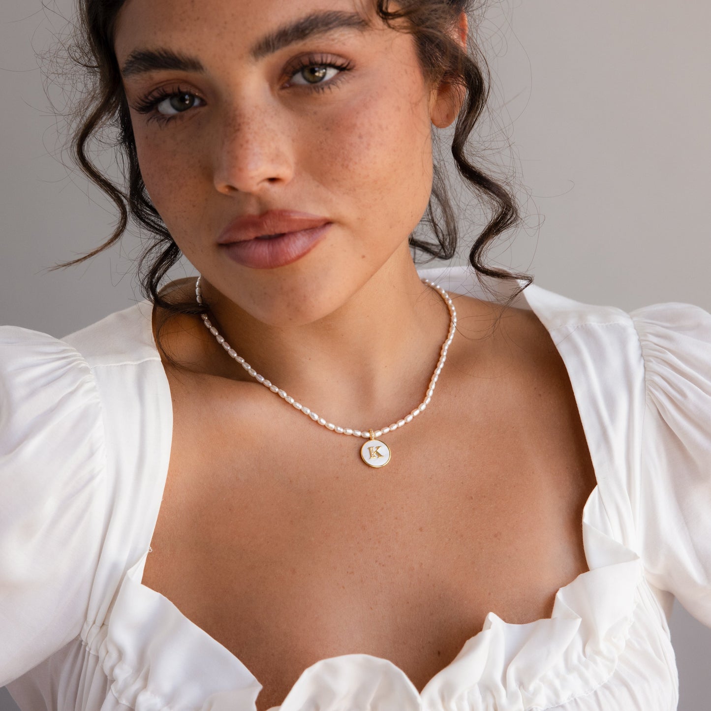 Collar de disco con inicial de perla