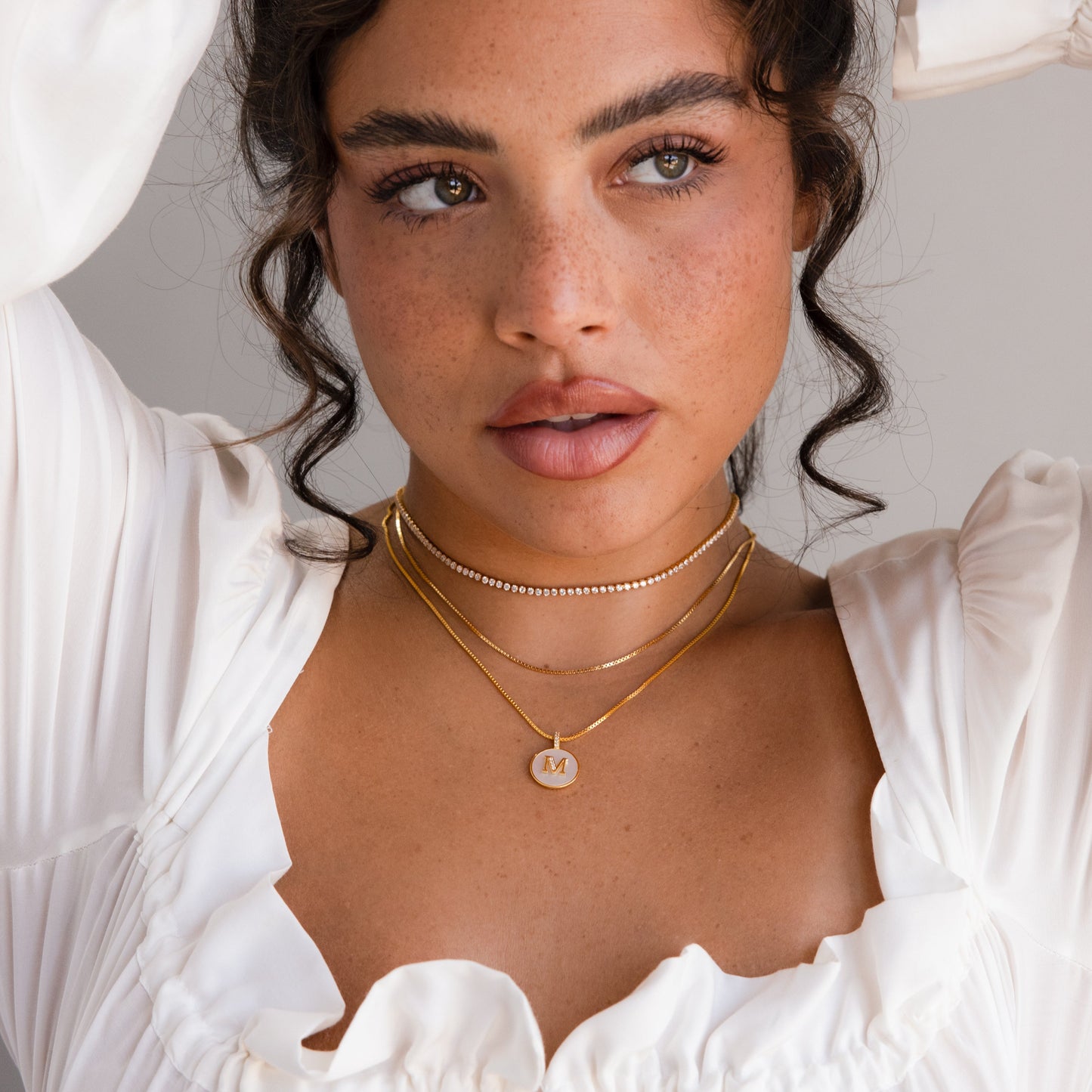 Collar de disco con inicial de perla