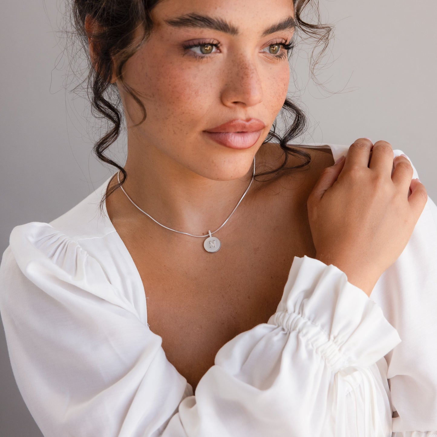 Collar de disco con inicial de perla