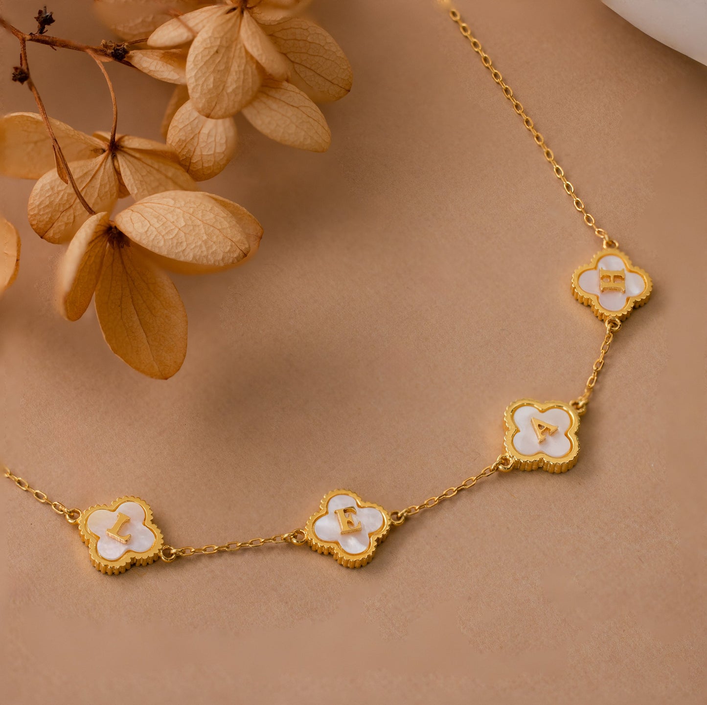 Collar con letra de trébol de perlas