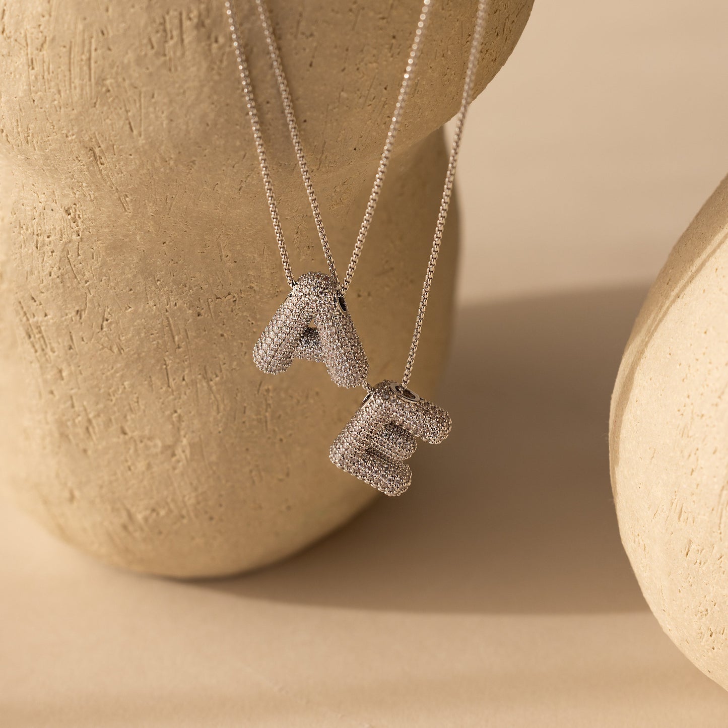 Collar con letras abullonadas pavé