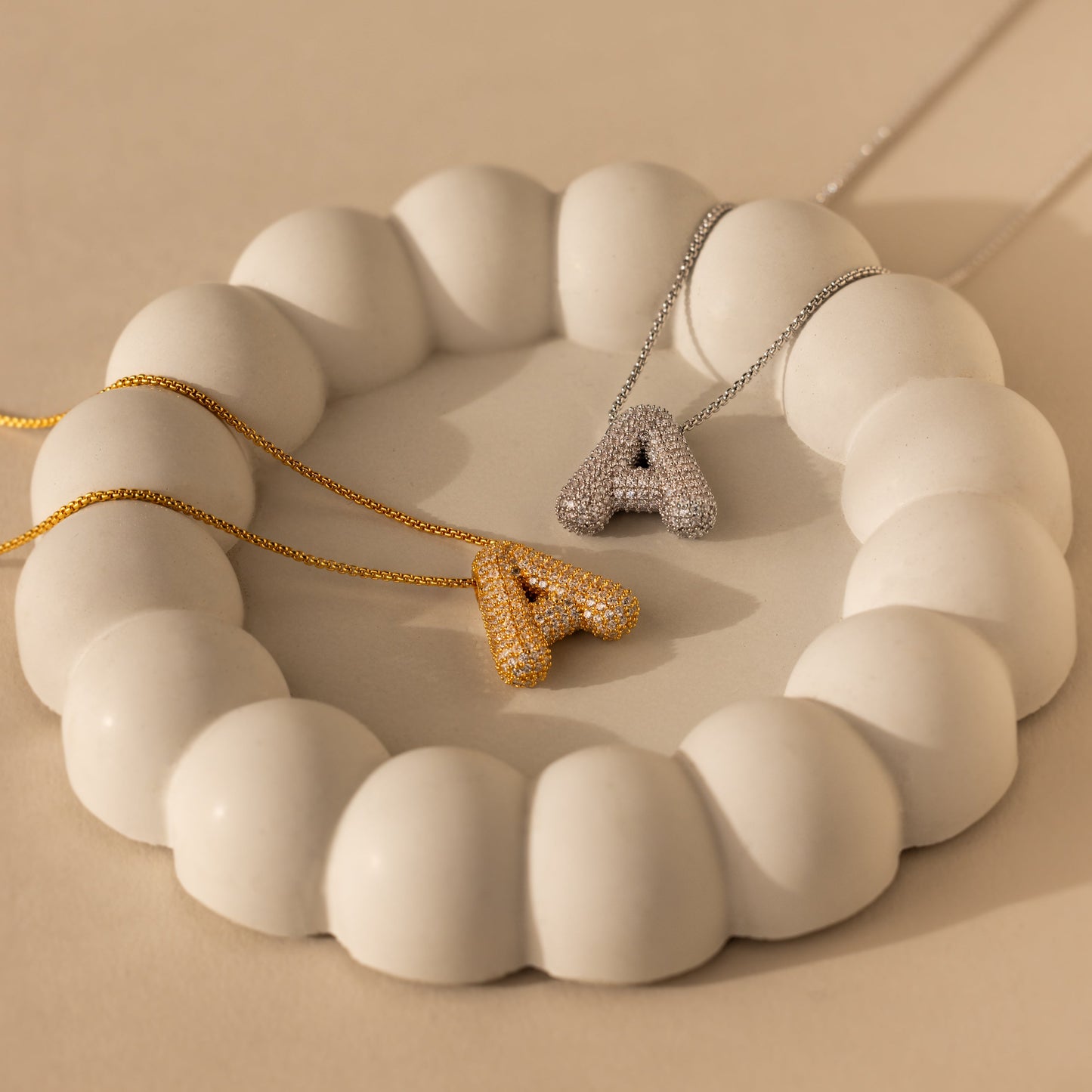 Collar con letras abullonadas pavé