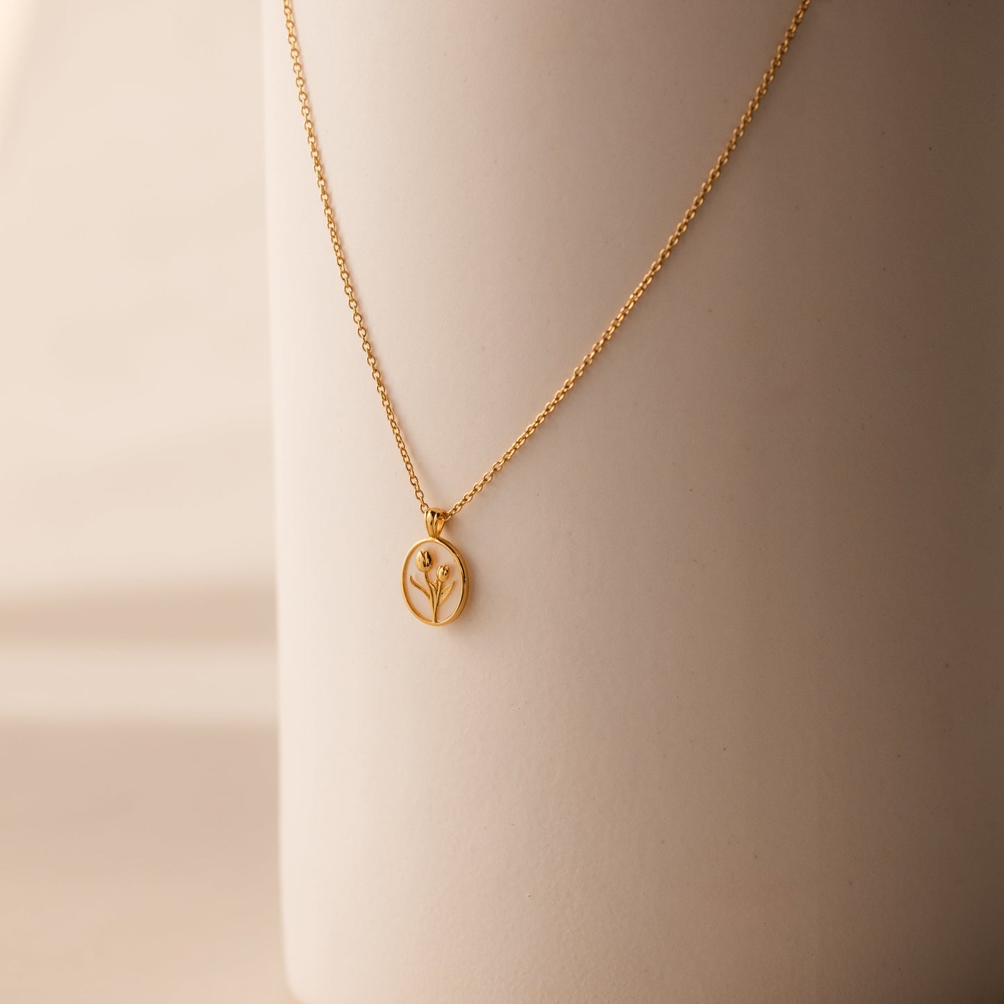 Collar de tulipanes y perlas