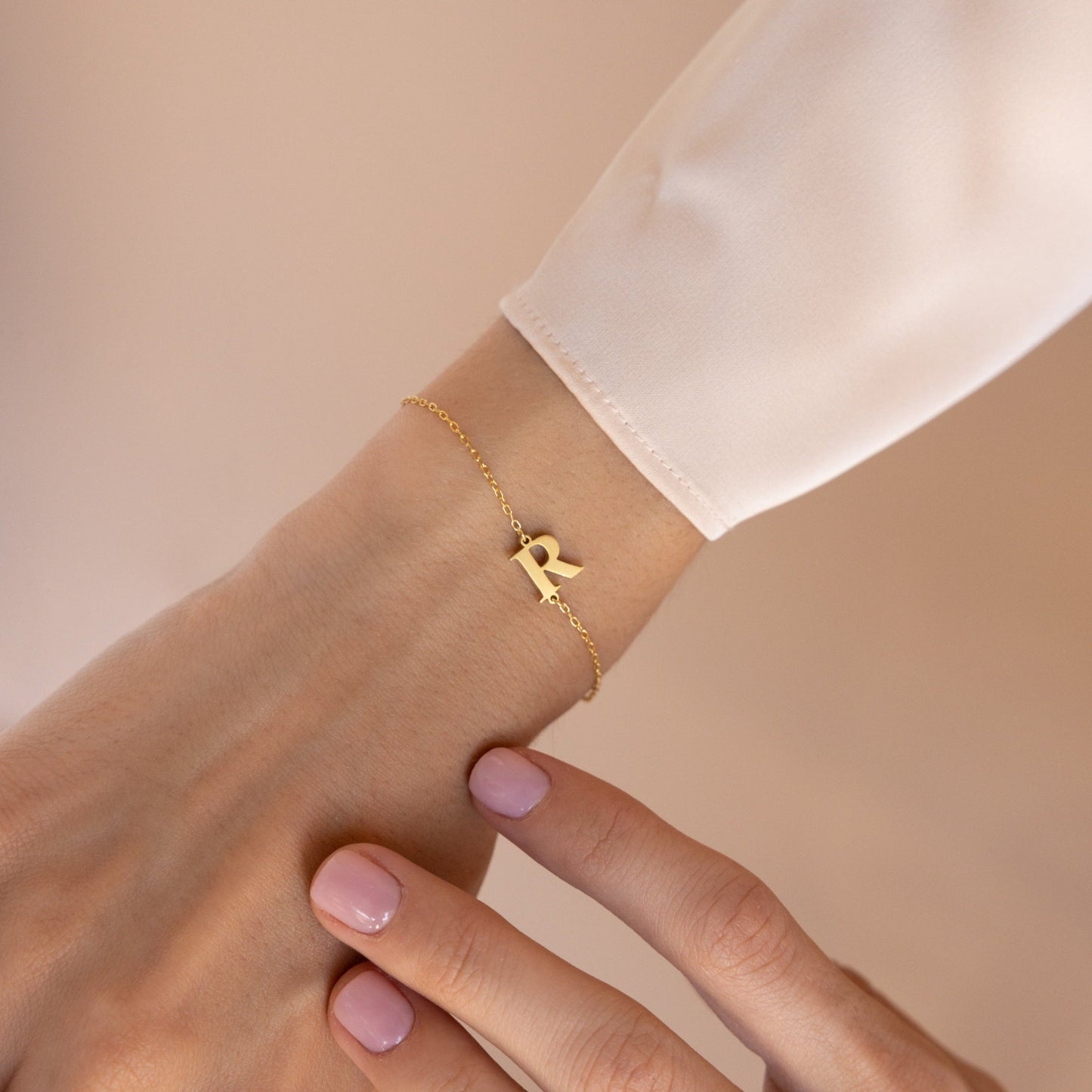 Pulsera con inicial del boletín informativo