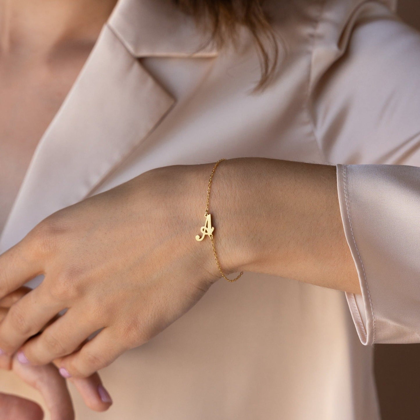 Pulsera con la inicial de Carrie