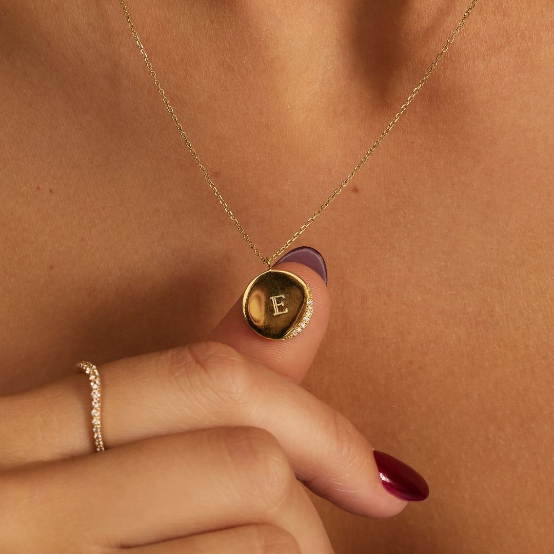 Anillo curvo de oro con diamantes