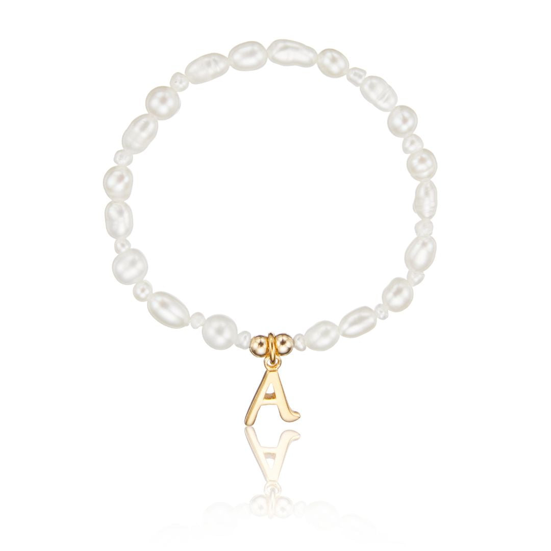 Goldenes Kinderperlenarmband mit Buchstaben