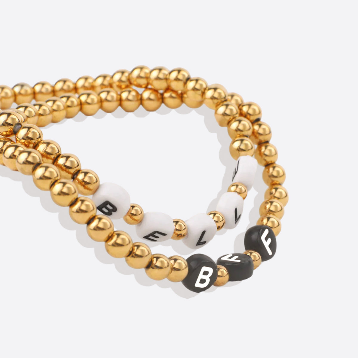 Personalisiertes Namensarmband mit goldenen Perlen