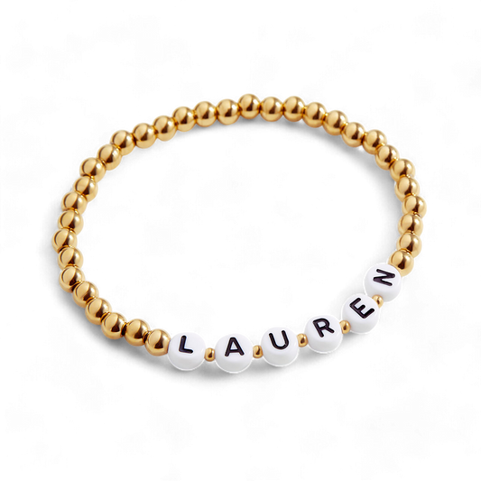 Personalisiertes Namensarmband mit goldenen Perlen
