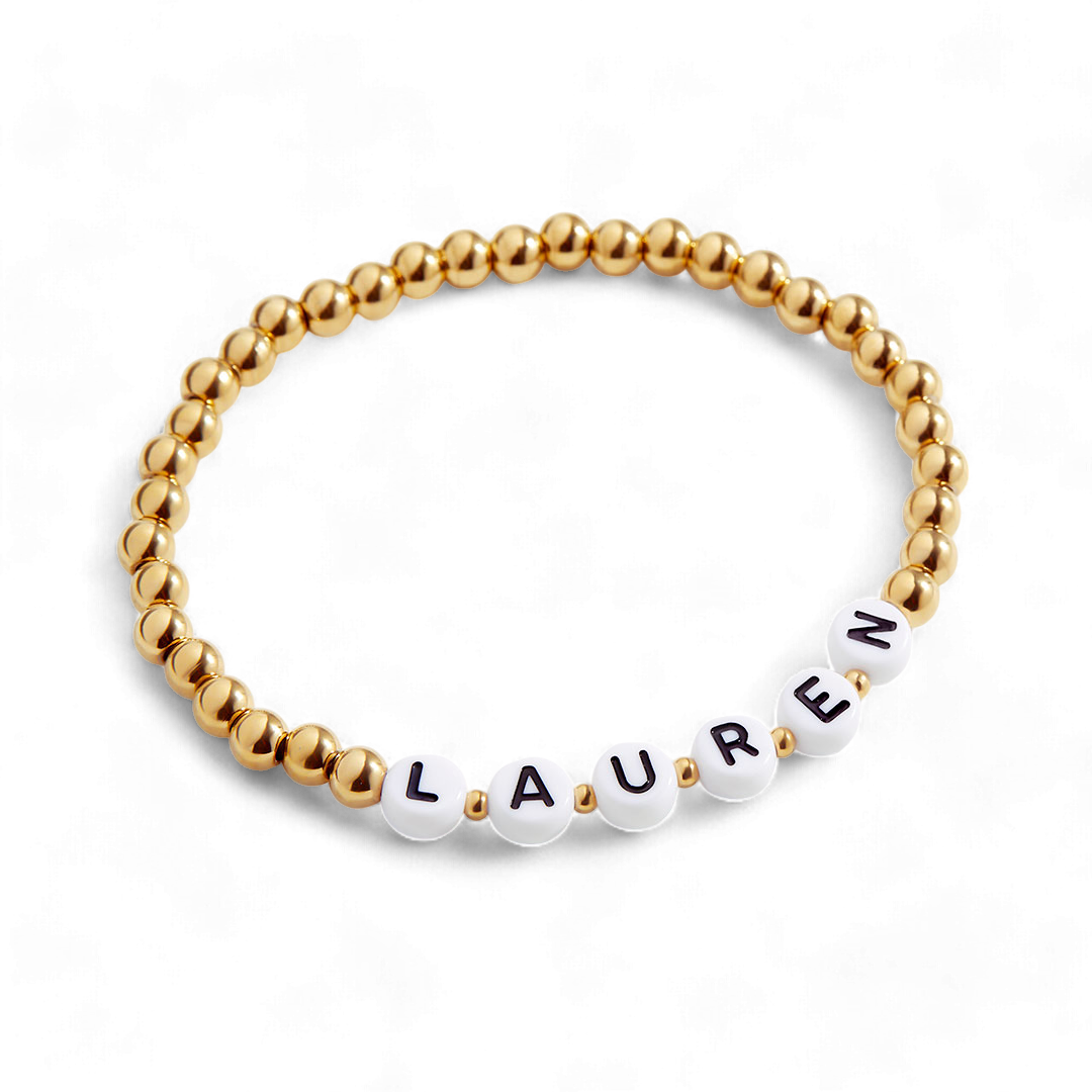 Personalisiertes Namensarmband mit goldenen Perlen