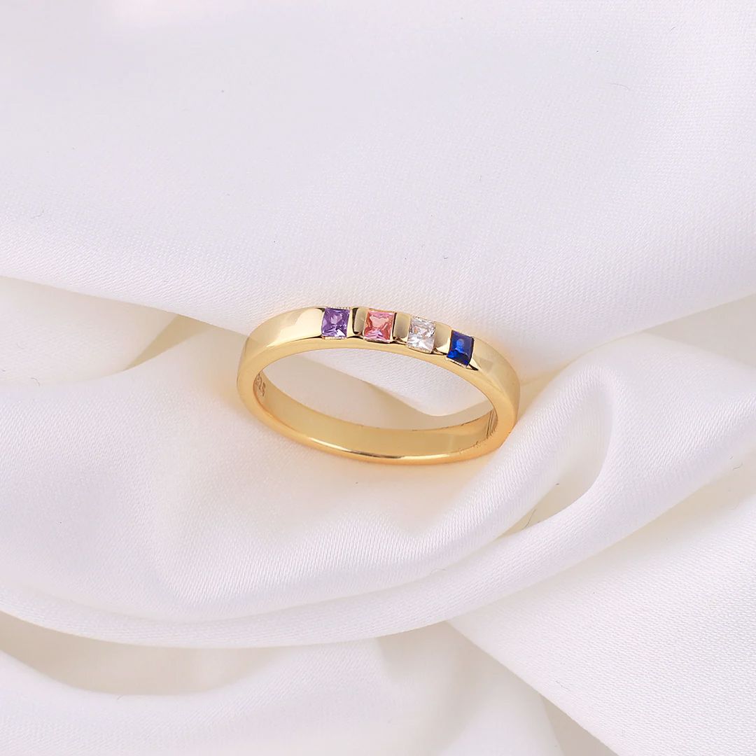 Anillo con piedra de nacimiento de corte princesa
