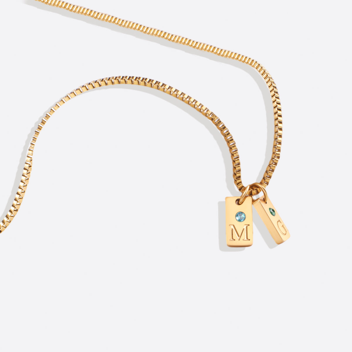 Delicado collar con placa inicial pavé