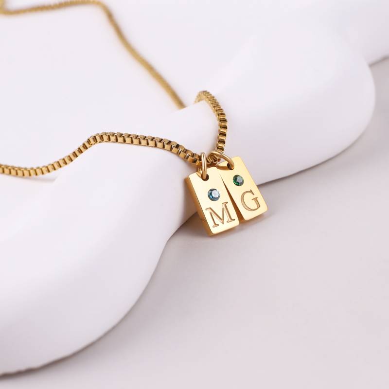 Delicado collar con placa inicial pavé
