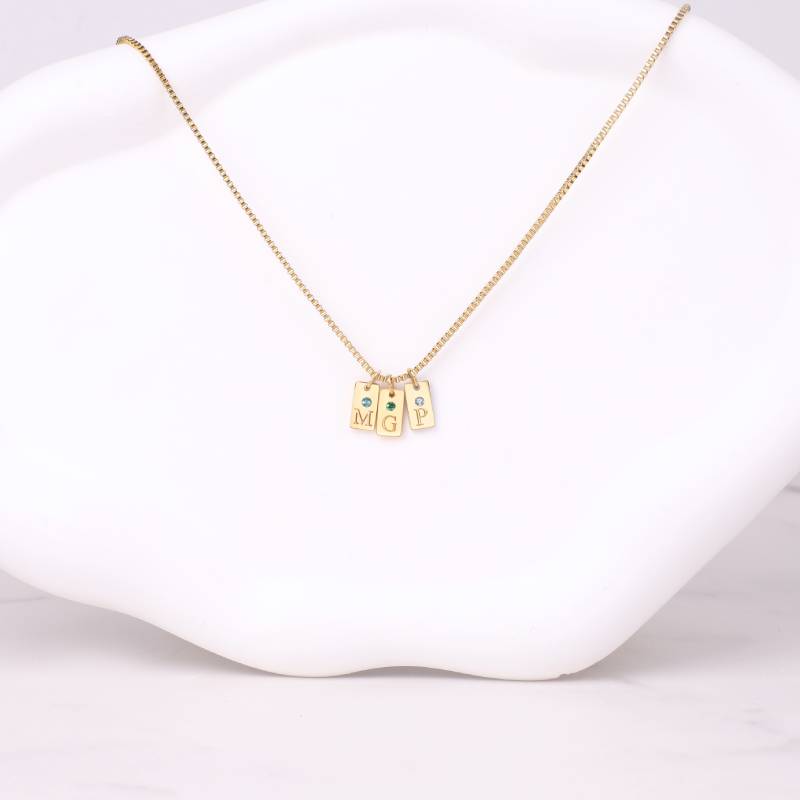 Delicado collar con placa inicial pavé