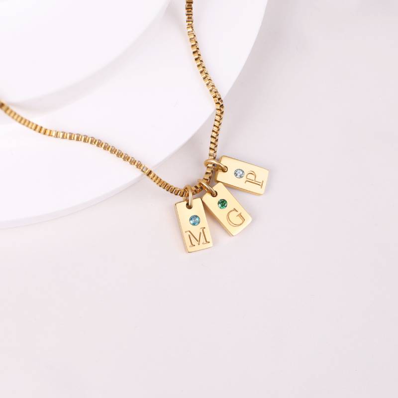 Delicado collar con placa inicial pavé