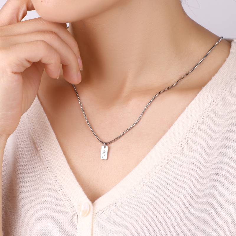 Delicado collar con placa inicial pavé