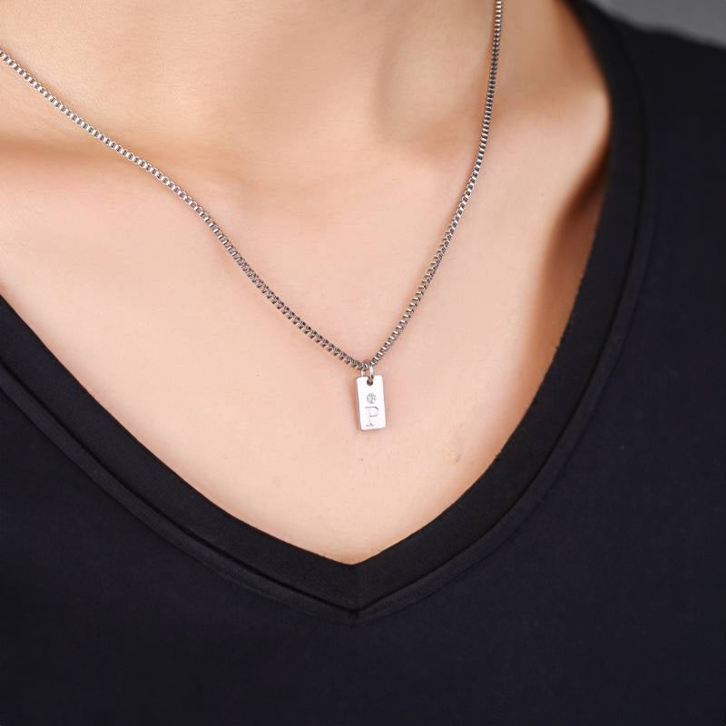 Delicado collar con placa inicial pavé