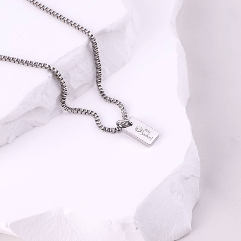 Delicado collar con placa inicial pavé