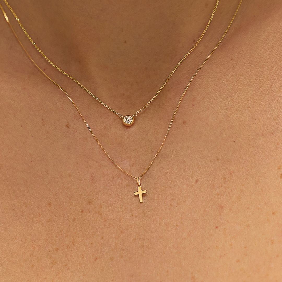 Halskette mit kleinem Kreuz aus massivem Gold