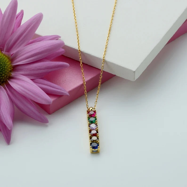 Collar con piedra de nacimiento familiar