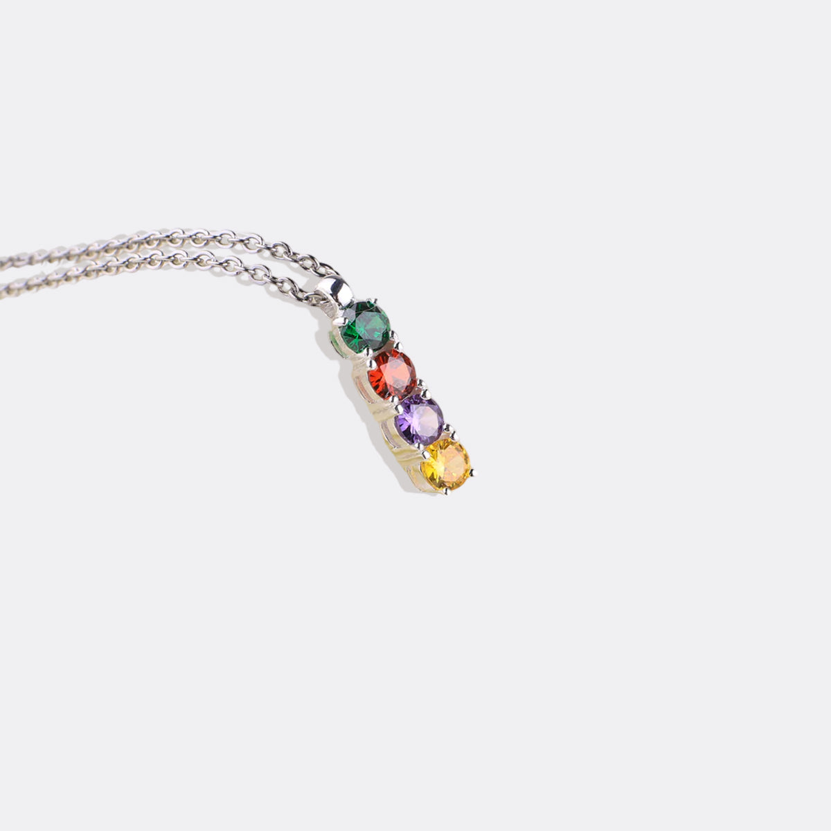 Collar con piedra de nacimiento familiar