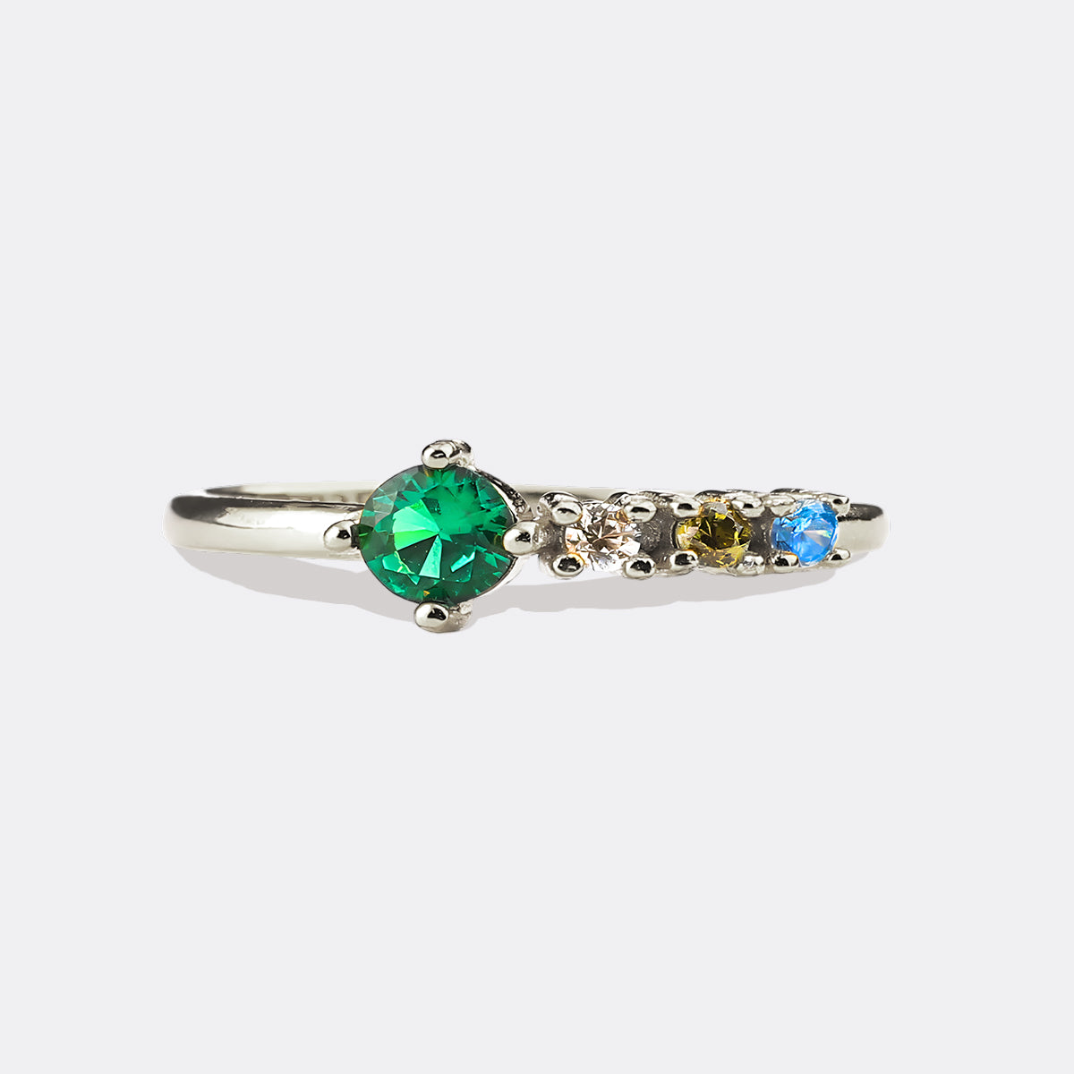 Anillo con piedras de nacimiento familiares