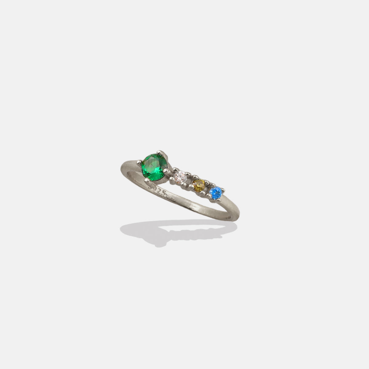 Anillo con piedras de nacimiento familiares