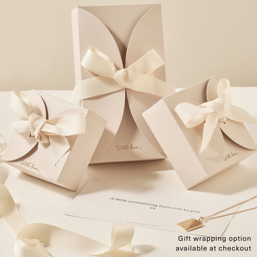 Goldene Huggie-Creolen im Diamant-Stil mit Wellendesign