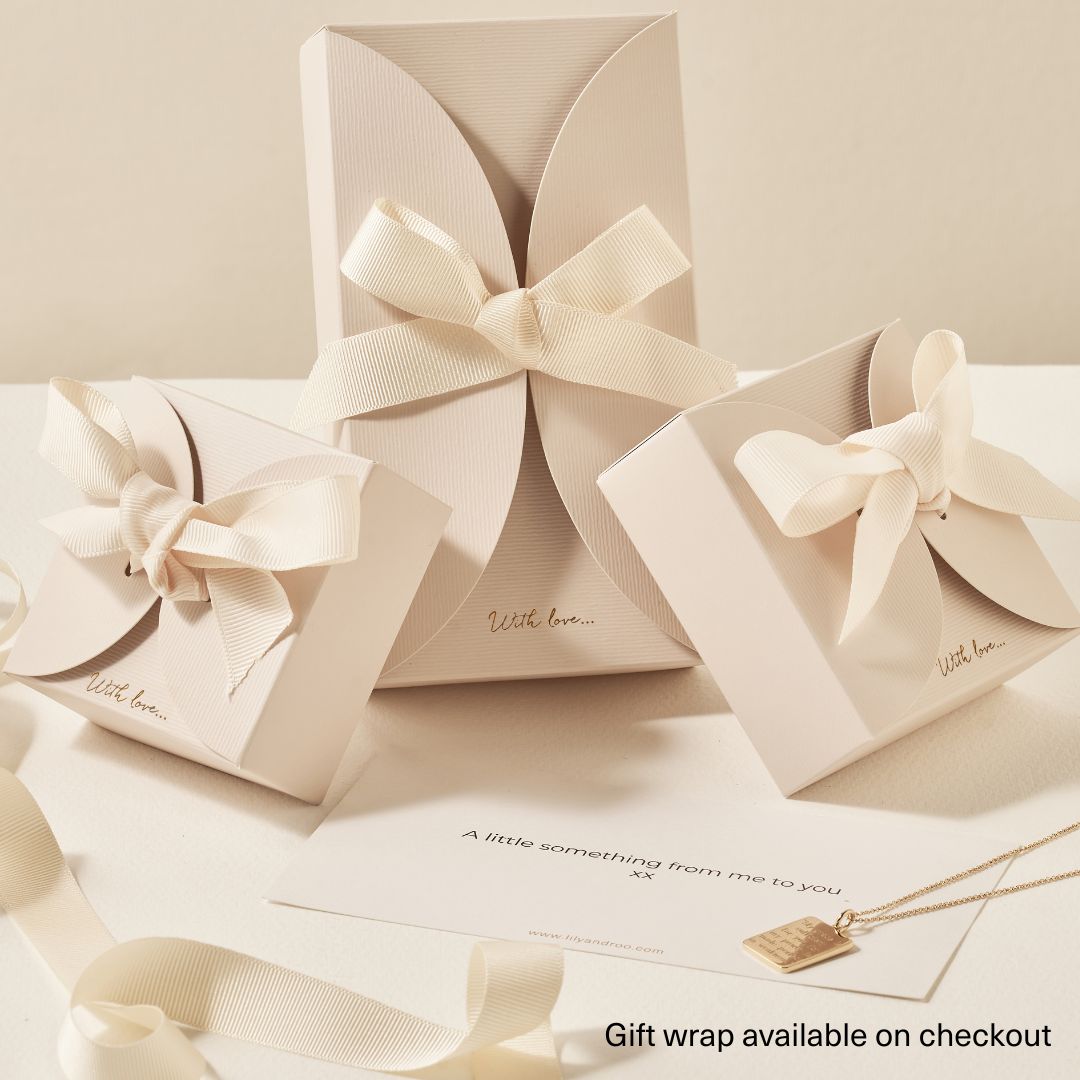 Geschenkset mit silbernen Perlentropfen-Huggies und Ohrläppchen-Ohrringen im Diamant-Stil