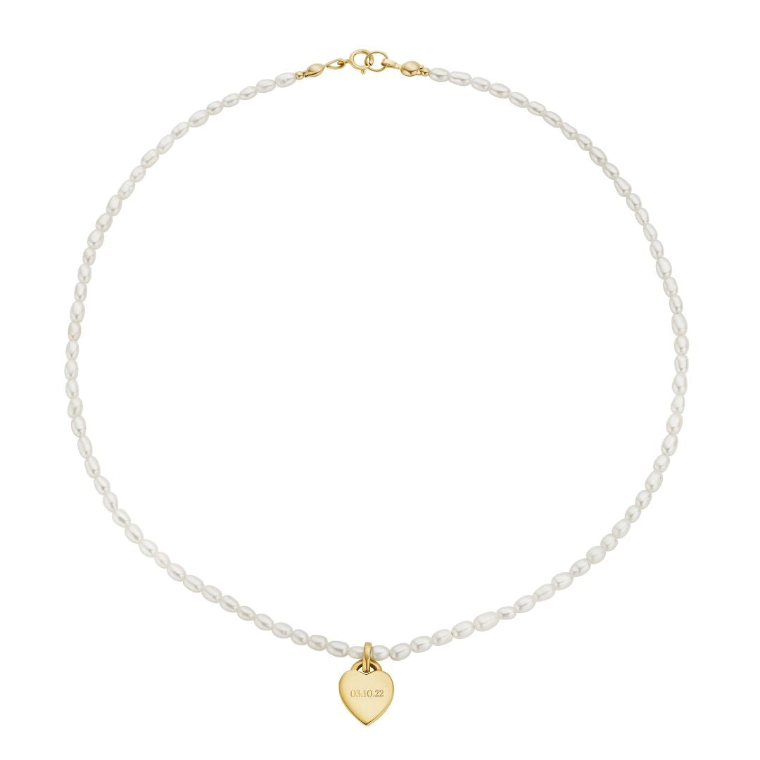 Collar de corazón con perla de semilla de oro grabada