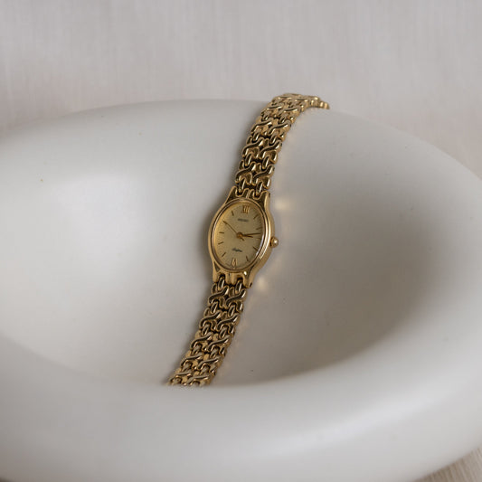 Reloj vintage Seiko de malla ovalada dorada