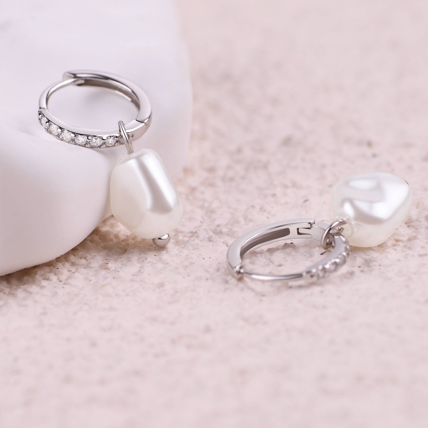 Süßwasserperlen-Tropfen-Pavé-Huggie-Ohrringe